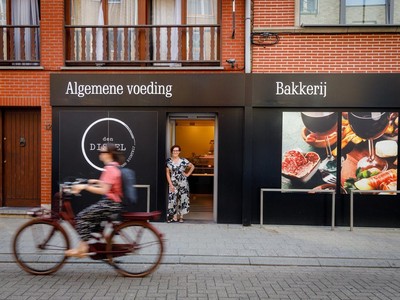 Katrien Vandenheuvel đứng trước cửa hàng của mình.