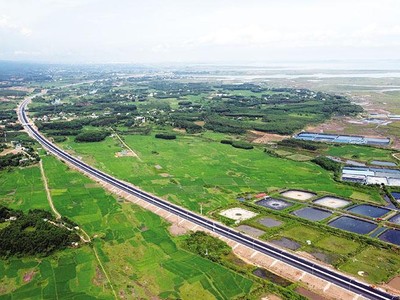 Quy hoạch Tổng thể quốc gia được xây dựng với một trong những mục tiêu lớn nhất là phân bổ lại không gian phát triển quốc gia. Trong ảnh: Cao tốc Vân Đồn - Móng Cái 