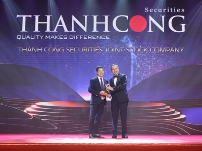 Ông Nguyễn Đức Hiếu - Tổng giám đốc Công ty Chứng khoán Thành Công (trái) đại diện nhận giải thưởng "Doanh nghiệp tăng trưởng nhanh".