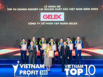 Đại diện Tập đoàn GELEX nhận Cúp và chứng nhận Top 50 Doanh nghiệp lợi nhuận tốt nhất Việt Nam – năm 2022.