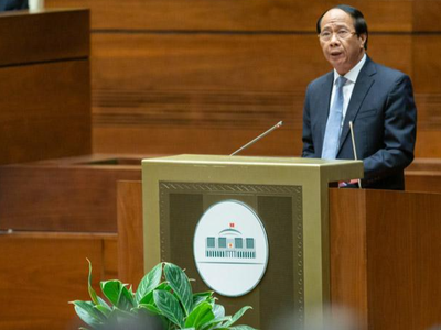 Phó thủ tướng Lê Văn Thành trình bày tờ trình Dự án Luật Đất đai.