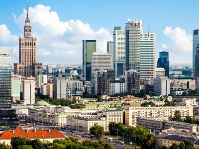 Tại Warsaw, thủ đô của Ba Lan, đang trải qua thời tiết giống như một ngày hè. Ảnh: CNN