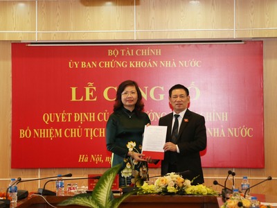 Bộ trưởng Bộ Tài chính Hồ Đức Phớc trao quyết định bổ nhiệm Chủ tịch Ủy ban Chứng khoán Nhà nước đối với bà Vũ Thị Chân Phương.