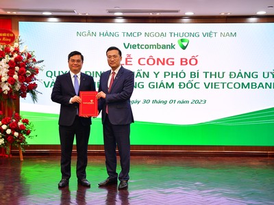 Ông Phạm Quang Dũng - Chủ tịch HĐQT Vietcombank (bên phải) trao quyết định bổ nhiệm Tổng giám đốc Vietcombank cho ông Nguyễn Thanh Tùng
