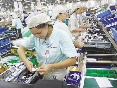 Khi thuế tối thiểu toàn cầu được áp dụng, Việt Nam cần nghiên cứu cơ chế ưu đãi đầu tư bổ sung để thu hút đầu tư nước ngoài. Trong ảnh: Công nhân làm việc trong Nhà máy Canon tại Việt Nam. Ảnh: Đ.T