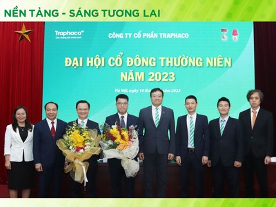 Hội đồng quản trị tặng hoa chia tay ông Nguyễn Anh Tuấn và chúc mừng ông Đinh Quang Hòa được bầu bổ sung vào Hội đồng quản trị nhiệm kỳ 2021-2025