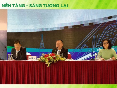 Ông Lương Minh Tuấn, Chủ tịch HĐQT Công ty trả lời câu hỏi của cổ đông