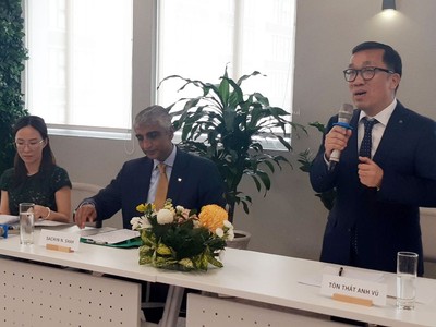 Ông Sachin N.Shah (giữa), Chủ tịch HĐTV Manulife Việt NamManulife và ông Tôn Thất Anh Vũ, Giám đốc Nhân sự của Manulife Việt Nam (phát biểu) tại cuộc họp báo ngày 26/4