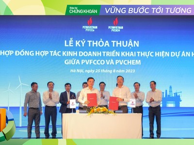 Lãnh đạo Petrovietnam, PVFCCo và PVChem chứng kiến lễ ký hợp đồng.