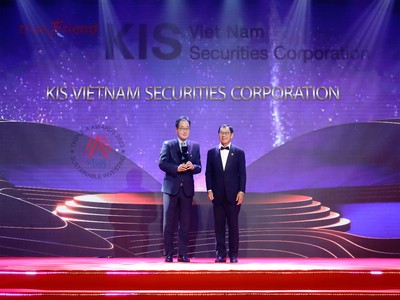 CEO KIS Vietnam (phải) nhận giải thưởng Best ETF Market Maker Vietnam 2023