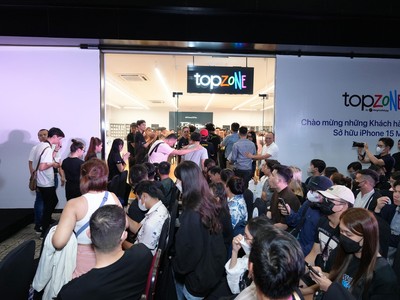 Khách hàng xếp hàng để mua iPhone 15 lúc nửa đêm 