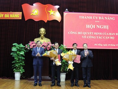 Lãnh đạo thành phố Đà Nẵng trao quyết định, tặng hoa chúc mừng cho ông Trần Phước Sơn và ông Trần Thắng Lợi.