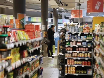 Người tiêu dùng chọn mua hàng tại một siêu thị ở Brussels, Bỉ ngày 15/11/2023. (Ảnh: THX/TTXVN)