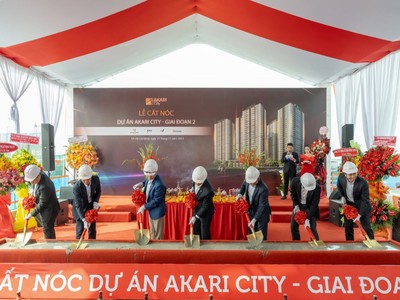 Các đại biểu thực hiện nghi thức cất nóc Akari City giai đoạn 2