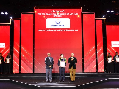 Đại diện Tập đoàn Phenikaa nhận chứng nhận Top 500 Doanh nghiệp lớn nhất Việt Nam