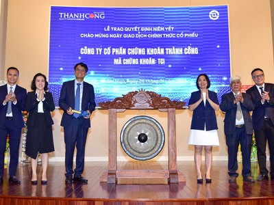 Ông Nguyễn Khánh Linh, Chủ tịch HĐQT Chứng khoán Thành Công thực hiện nghi lễ đánh chiêng chào mừng ngày giao dịch chính thức cổ phiếu TCI trên sàn HoSE.