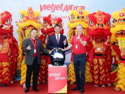 Tổng Lãnh sự Trung Quốc tại TP.HCM Ngụy Hoa Tường (giữa) - Phó Tổng giám đốc vận hành Vietjet Micheal Hickey (bên phải ngoài cùng) - Phó Tổng giám đốc thương mại Vietjet Nguyễn Bác Toán (bên trái ngoài cùng) thực hiện nghi thức khai trương đường bay TP. Hồ Chí Minh - Thành Đô.