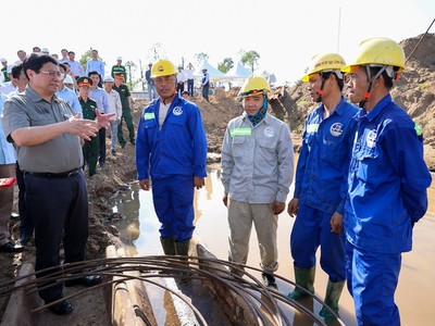 Thủ tướng Phạm Minh Chính chúc tết, động viên công nhân thi công đường Vành đai 3, TP.HCM đoạn qua TP. Thủ Đức - Ảnh: VGP/ Nhật Bắc