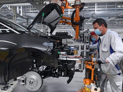 Công nhân làm việc tại một nhà máy của hãng ôtô Volkswagen. (Ảnh: AFP/TTXVN)