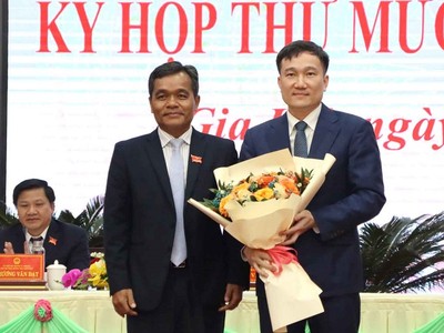 Bí thư Tỉnh ủy Gia Lai Hồ Văn Niên tặng hoa chúc mừng ông Nguyễn Tuấn Anh.