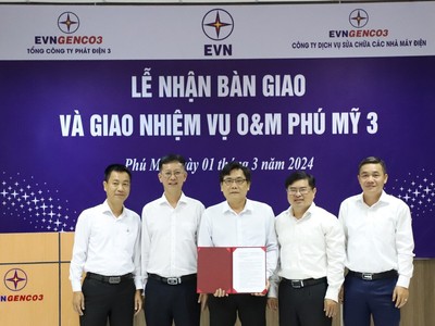 Ông Trương Văn Phương, Giám đốc Công ty EPS nhận Công văn giao nhiệm vụ O&M Nhà máy điện Phú Mỹ 3