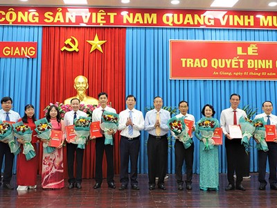 Phó Bí thư Thường trực Tỉnh ủy, Chủ tịch HĐND tỉnh An Giang Lê Văn Nưng và Phó Chủ tịch UBND tỉnh An Giang Lê Văn Phước trao quyết định, tặng hoa chúc mừng các cán bộ được điều động, bổ nhiệm. Ảnh_ angian