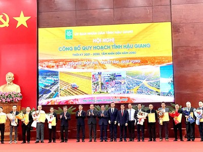 Phó Thủ tướng Trần Lưu Quang cùng lãnh đạo tỉnh Hậu Giang chúc mừng các nhà đầu tư, doanh nghiệp được trao giấy chứng nhận đăng ký đầu tư, biên bản ghi nhớ đầu tư... tại Hội nghị công bố Quy hoạch tỉnh Hậu Giang