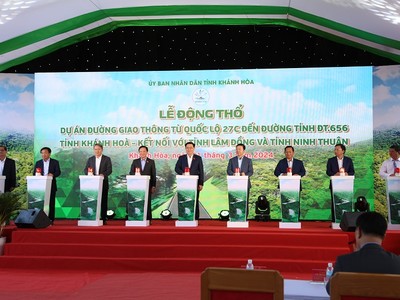 Chủ tịch Quốc hội Vương Đình Huệ cùng các đại biểu tham dự sự kiện thực hiện nghi thức động thổ Dự án đường giao thông từ Quốc lộ 27C đến đường tỉnh ĐT.656 - kết nối với tỉnh Lâm Đồng và tỉnh Ninh Thuận. Ảnh: Nhiệt Băng