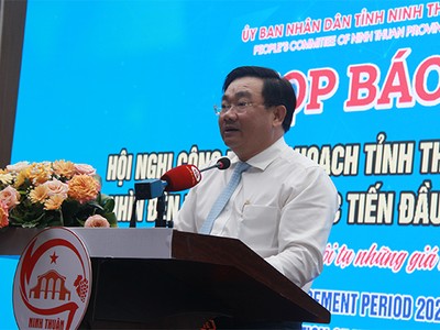 Ông Trịnh Minh Hoàng, Phó chủ tịch UBND tỉnh Ninh Thuận thông tin tịa buổi họp báo. Ảnh: Lê Quân
