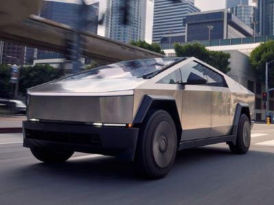 Cửa xe bán tải điện Tesla kẹp đứt tay người dùng