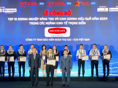 Ông Ngô Việt Phương, Phó tổng giám đốc Kinh doanh Dai-ichi Life Việt Nam nhận giải thưởng “Top 10 Doanh nghiệp Sáng tạo và Kinh doanh hiệu quả năm 2024 - Ngành Bảo hiểm”