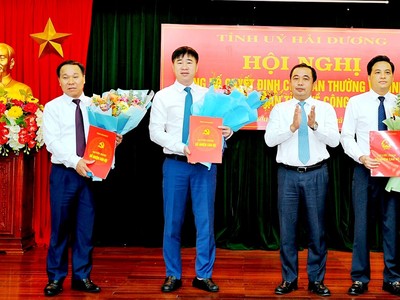 Ông Trần Đức Thắng, Bí thư Tỉnh ủy Hải Dương trao quyết định cho các cán bộ được điều động, bổ nhiệm.