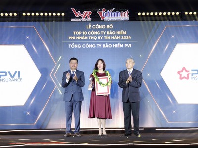 Bà Nguyễn Vũ Tâm – Phó tổng giám đốc Bảo hiểm PVI đại diện tham dự nhận giải thưởng Top 10 Công ty bảo hiểm uy tín năm 2024
