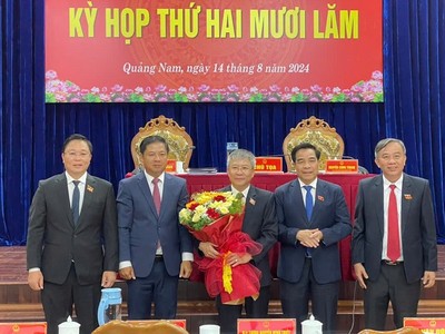 Lãnh đạo tỉnh Quảng Nam tặng hoa chúc mừng ông Nguyễn Đức Dũng.