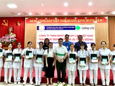 Cathay Life Việt Nam trao tặng học bổng “Thịnh Trí Thành Tài” cho sinh viên Trường Đại học Điều Dưỡng Nam Định
