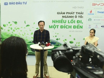 TS. Lê Xuân Nghĩa trả lời phỏng vấn báo chí bên lề Hội thảo “Giảm phát thải ngành ô tô: Nhiều lối đi, một đích đến”. Ảnh Dũng Minh.