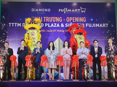 Các đại biểu cắt băng khai trương trung tâm thương mại cao cấp Diamond Plaza và siêu thị FujiMart