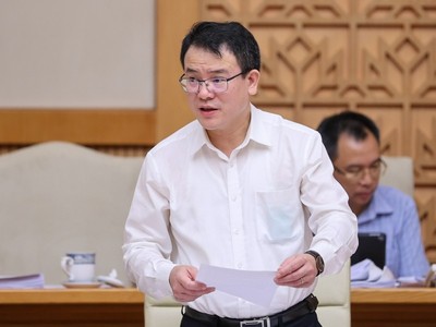 Thứ trưởng Bộ Kế hoạch và Đầu tư Trần Quốc Phương báo cáo tại phiên họp thường kỳ Chính phủ tháng 8/2024 (Ảnh: VGP)