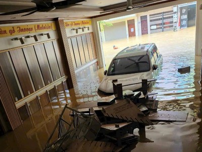 Một chiếc xe bị ngập nước do bão lũ tại Lào Cai ngày 10/9