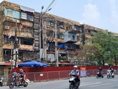 Khu chung cư cũ A7, A8 phường Vạn Mỹ (quận Ngô Quyền) đã bị lún, nghiêng sau cơn bão số 3. Ảnh: Thanh Tân