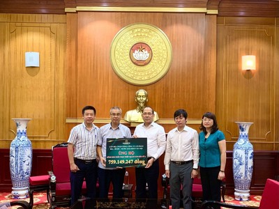 Sáng 24/9/2024, Phó Chủ tịch Ủy ban Trung ương MTTQ Việt Nam Hoàng Công Thủy tiếp nhận ủng hộ của Tổng công ty CP Bia - Rượu - Nước giải khát Hà Nội từ Chủ tịch Công đoàn Phạm Việt Dũng (thứ hai bên trái)