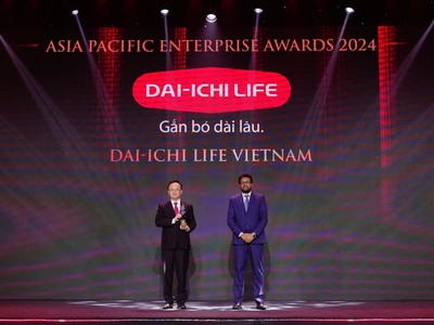 Ông Takahama Yoshihito – Phó tổng giám đốc điều hành kiêm Phó tổng giám đốc Hành chính Tổng hợp (bên trái) nhận giải “Doanh nghiệp xuất sắc Châu Á” (Corporate Excellence Award) tại Lễ trao Giải thưởng Doanh nghiệp châu Á - Asia Pacific Enterprise Awards (APEA) 2024