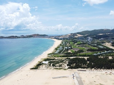 Khu vực ven biển Khu kinh tế Nhơn Hội đang thực hiện nhiều dự án khu du lịch, khu đô thị.