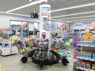 Các nhà bán lẻ hàng giá rẻ như Five Below sẽ chịu tác động mạnh nếu đề xuất thuế quan của ông Trump được thực thi (Ảnh: Internet)