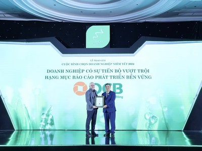 Ông Nguyễn Huy Đức, Giám đốc Tài chính OCB, nhận giải thưởng doanh nghiệp có sự tiến bộ vượt trội hạng mục báo cáo phát triển bền vững