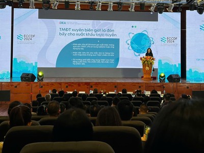 Bà Lê Hoàng Oanh, Cục trưởng Cục Thương mại điện tử và Kinh tế số (Bộ Công Thương) tại sự kiện.