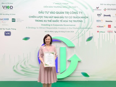 Bà Đặng Huỳnh Ức My – Chủ tịch HĐQT đại diện TTC AgriS nhận vinh danh Top 50 doanh nghiệp tiên phong và cam kết nâng cao quản trị công ty Việt Nam (VNCG50)