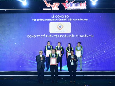 Tổng Giám đốc Tập đoàn Ngân Tín Group Đinh Phú Minh đón nhận danh hiệu Top 500 doanh nghiệp lớn nhất Việt Nam từ ban tổ chức vào tối 8/01/2025 tại TP Hà Nội