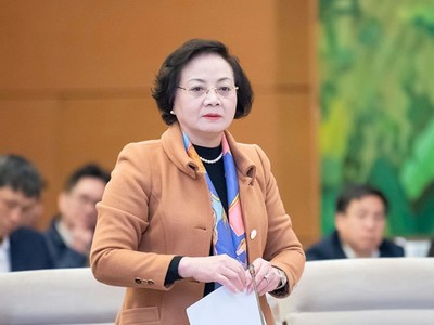 Bộ trưởng Bộ Nội vụ Phạm Thị Thanh Trà trình bày tờ trình tại phiên họp.