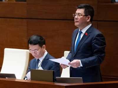 Bộ trưởng Bộ Công Thương Nguyễn Hồng Diên báo cáo giải trình.